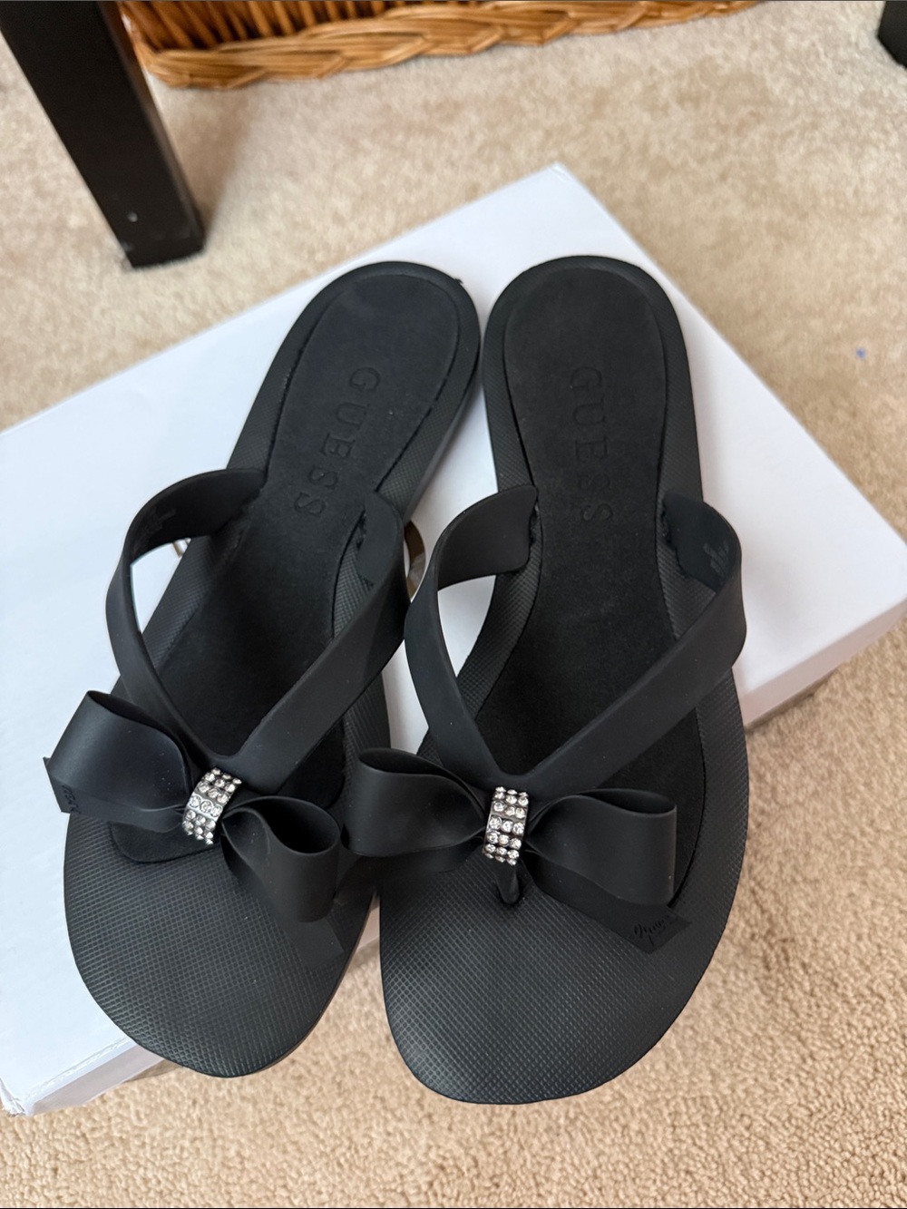 NWT Wm’s 10 Macy’s GUESS Black Bow Flip Flop Sandals with Rhinestone Accent Bow - Picture 2 of 4